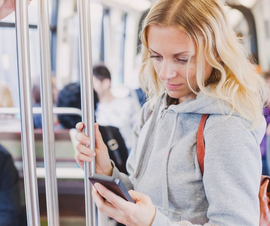 personas hiperconectadas en el metro